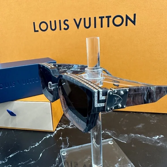 LOUIS VUITTON Millionaires Sunglasses - Picture 2 of 4